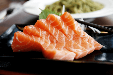 plato de sashimi de salmón