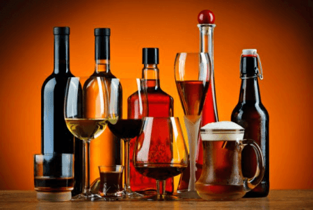 Bebidas alcohólicas como ejemplos de compuestos orgánicos.