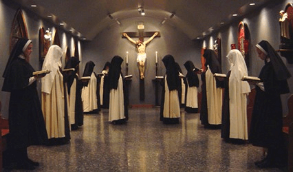 Monjas dentro de un convento